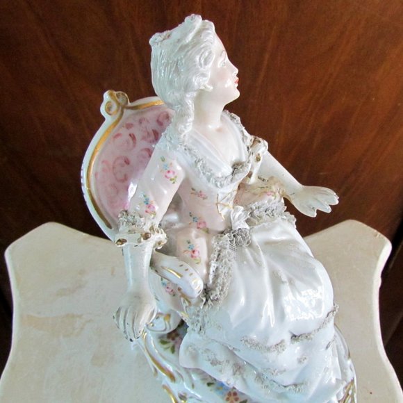 PLAUE PORCELAIN FIGURINE, SEATED LADY, GEORGIAN STYLE GOWN & CHAIR, GERMANY - Picture 5 of 16